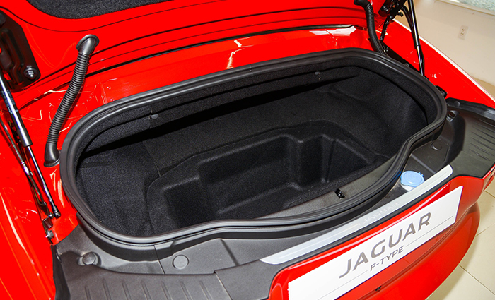 Biến thể Jaguar F-Type convertible có dung tích cốp xe là 85 lít, còn với biết thể coupe là 396 lít
