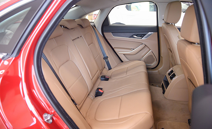 Hàng ghế sau đặc biệt rộng rãi nhờ kích thước thân xe lớn hơn so với Jaguar XF cũ